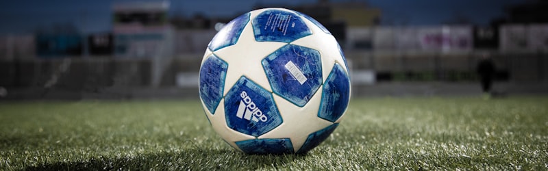 足球转会市场动态 - 球员签约仪式